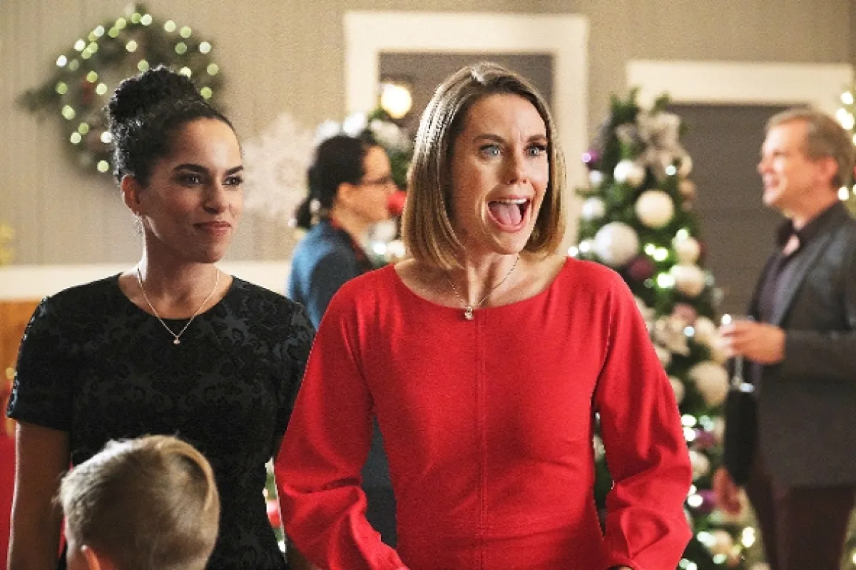 Nelíbej muže ve vánočním svetru (Never Kiss a Man in a Christmas Sweater), 2020 - fotogaléria