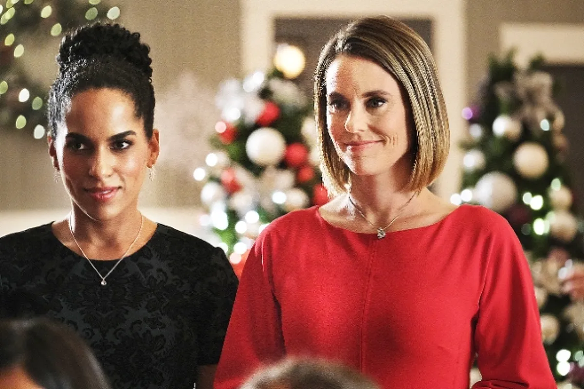 Nelíbej muže ve vánočním svetru (Never Kiss a Man in a Christmas Sweater), 2020 - fotogaléria