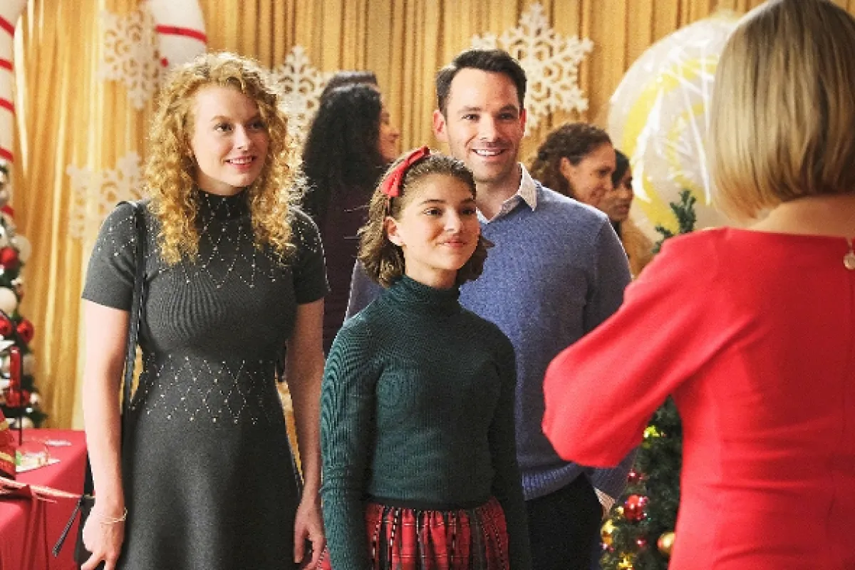 Nelíbej muže ve vánočním svetru (Never Kiss a Man in a Christmas Sweater), 2020 - fotogaléria