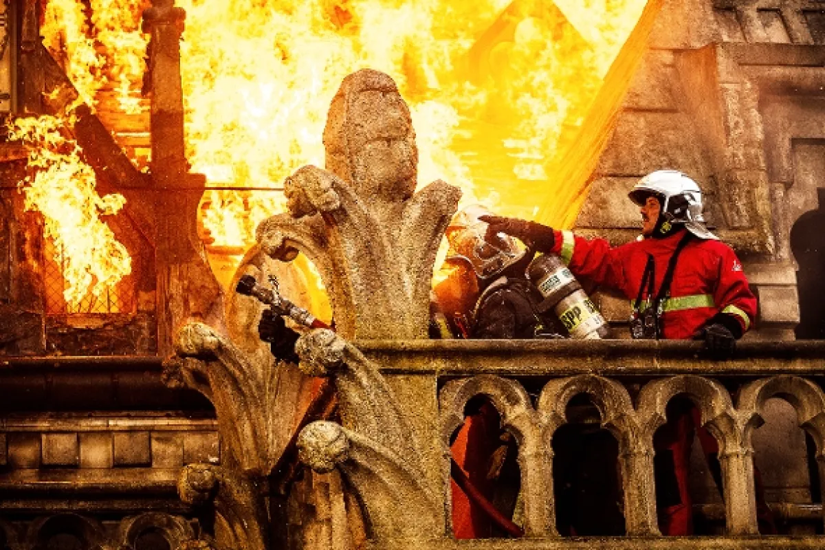 Notre-Dame v plamenech (Notre-Dame on Fire), 2022 - fotogaléria