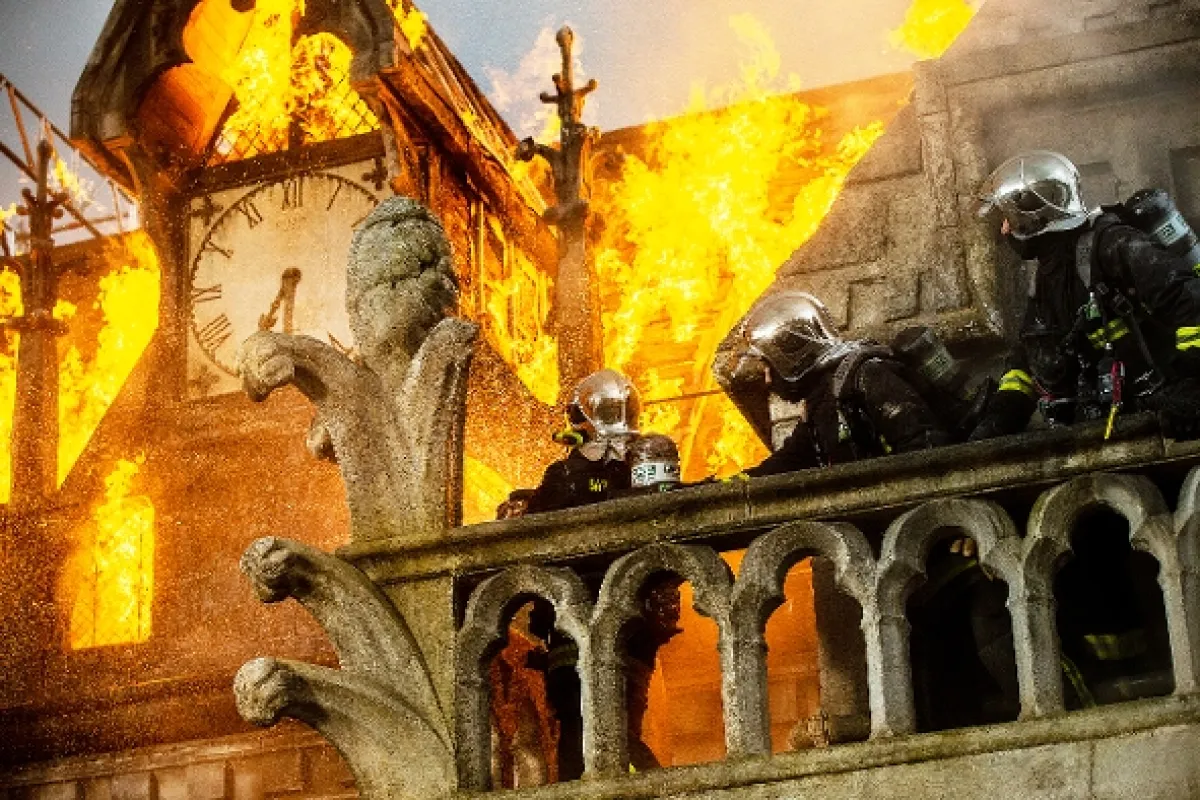 Notre-Dame v plamenech (Notre-Dame on Fire), 2022 - fotogaléria
