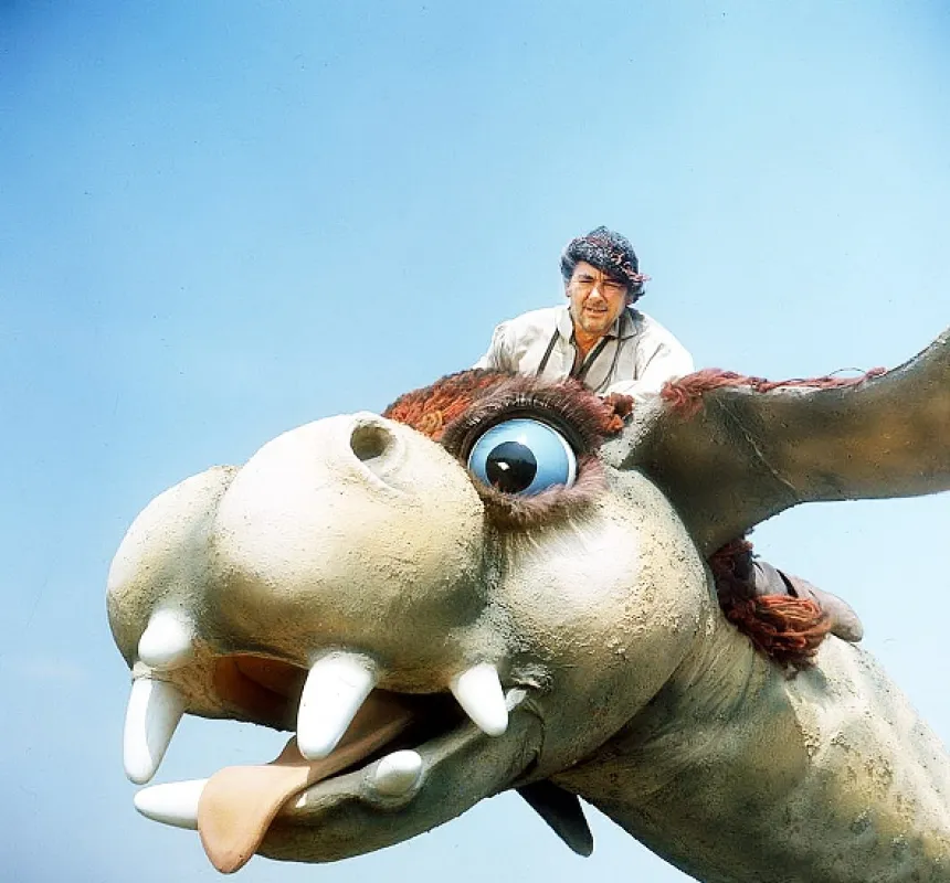 Za humny je drak (A DRAGON DOWN THE LANE), 1982 - fotogaléria