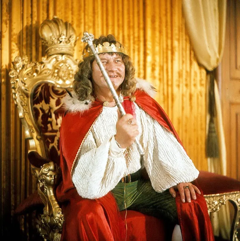 Za humny je drak (A DRAGON DOWN THE LANE), 1982 - fotogaléria