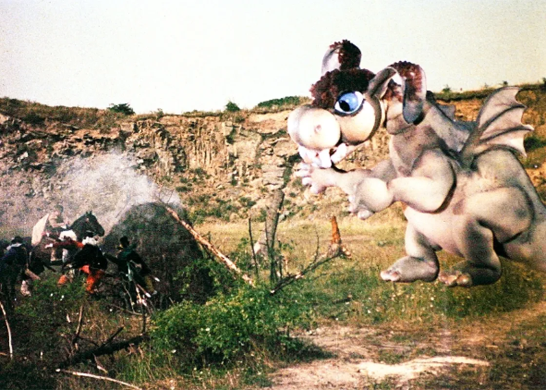 Za humny je drak (A DRAGON DOWN THE LANE), 1982 - fotogaléria