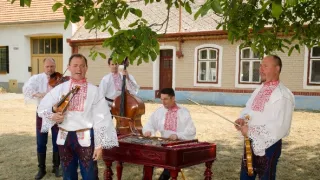 Za našima humny