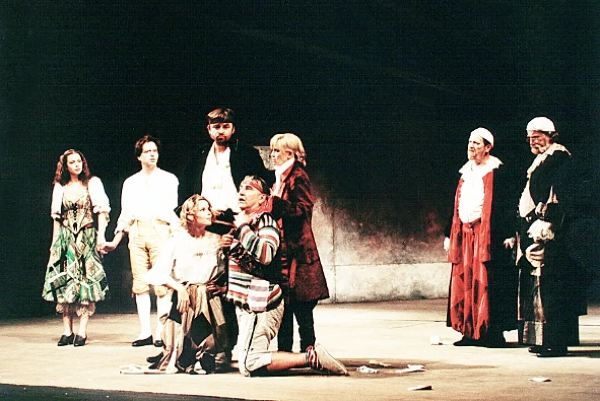 Sluha dvou pánů, 2000 - fotogaléria