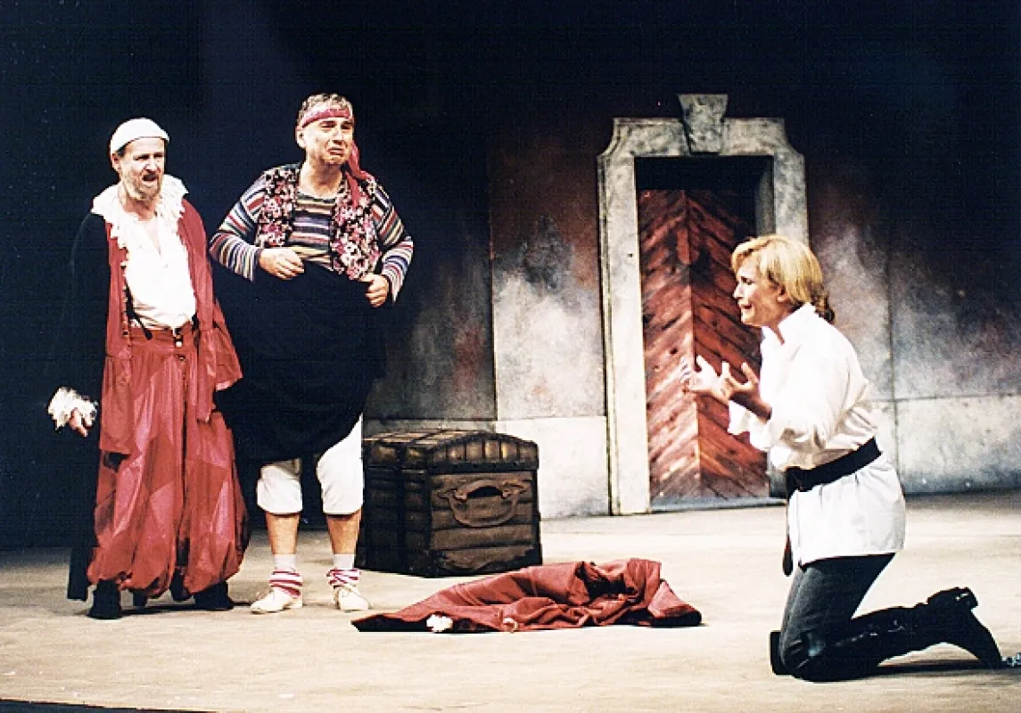 Sluha dvou pánů, 2000 - fotogaléria
