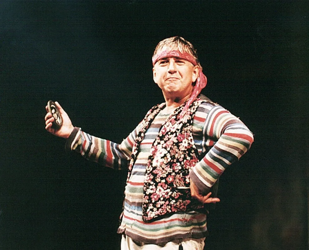 Sluha dvou pánů, 2000 - fotogaléria
