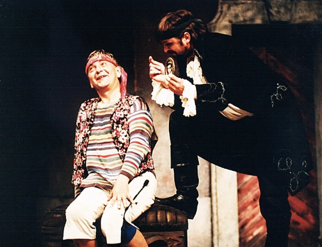 Sluha dvou pánů, 2000 - fotogaléria
