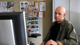 Okno do hřbitova