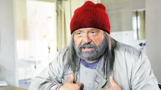 Okno do hřbitova