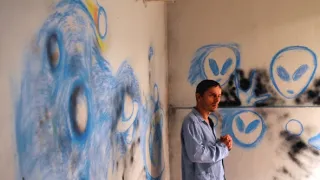 Okno do hřbitova