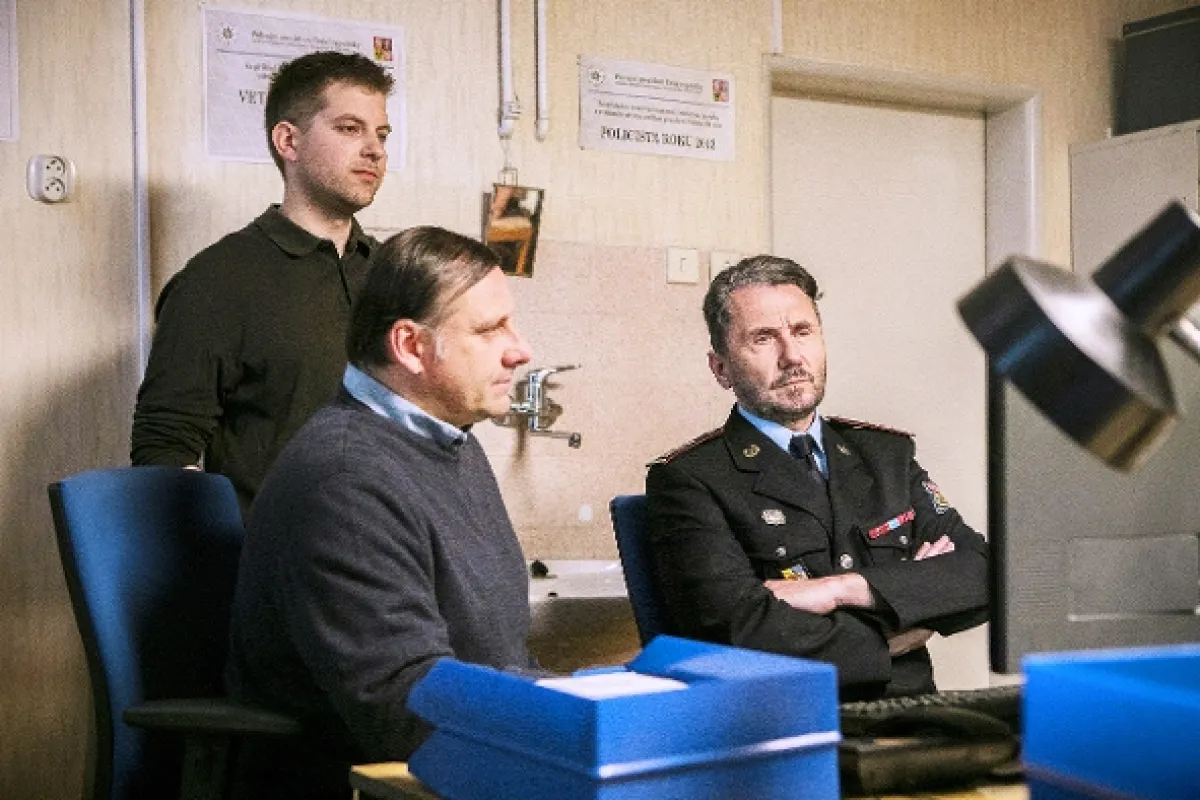 Policajti a nemluvňa, 2020 - fotogaléria