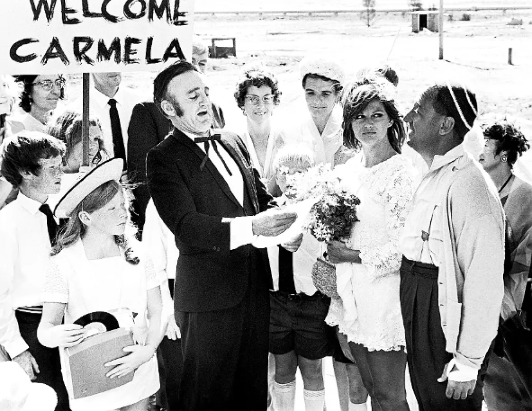 Pekný, charakterný Talian v Austrálii hľadá krajanku za účelom sobáša (Bello, onesto emigrato Australia sposerebbe compaesana illibata), 1971 - fotogaléria
