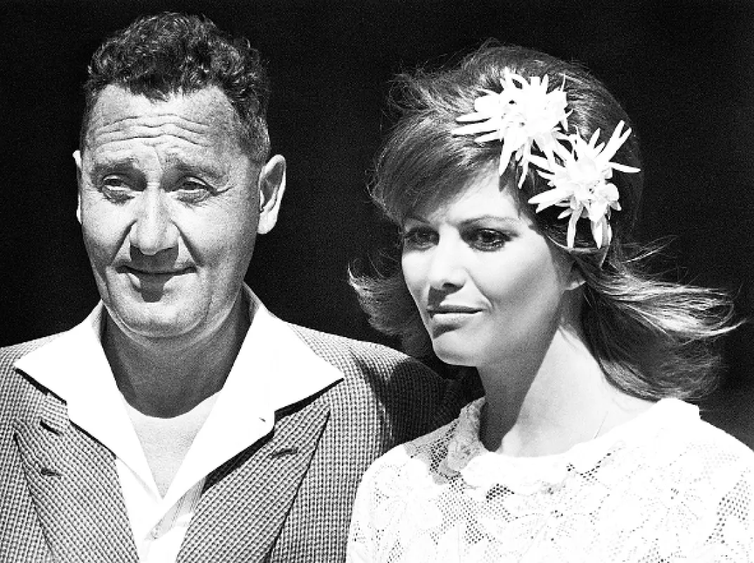 Pekný, charakterný Talian v Austrálii hľadá krajanku za účelom sobáša (Bello, onesto emigrato Australia sposerebbe compaesana illibata), 1971 - fotogaléria