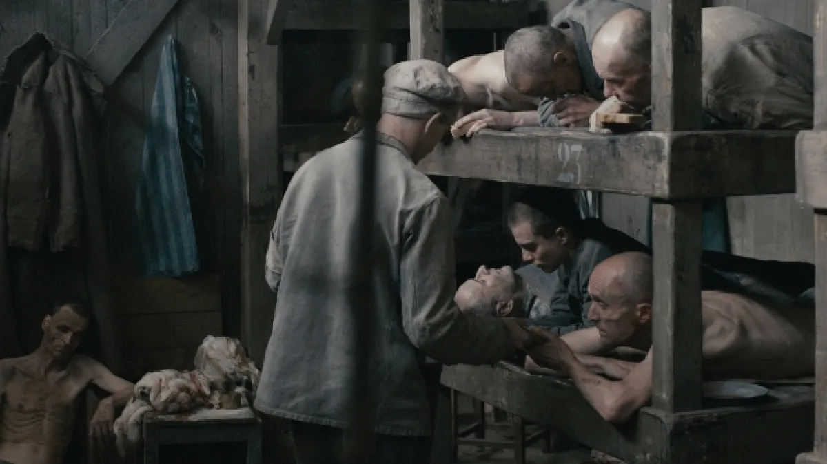 Nahý mezi vlky (Nackt unter Wölfen), 2015 - fotogaléria