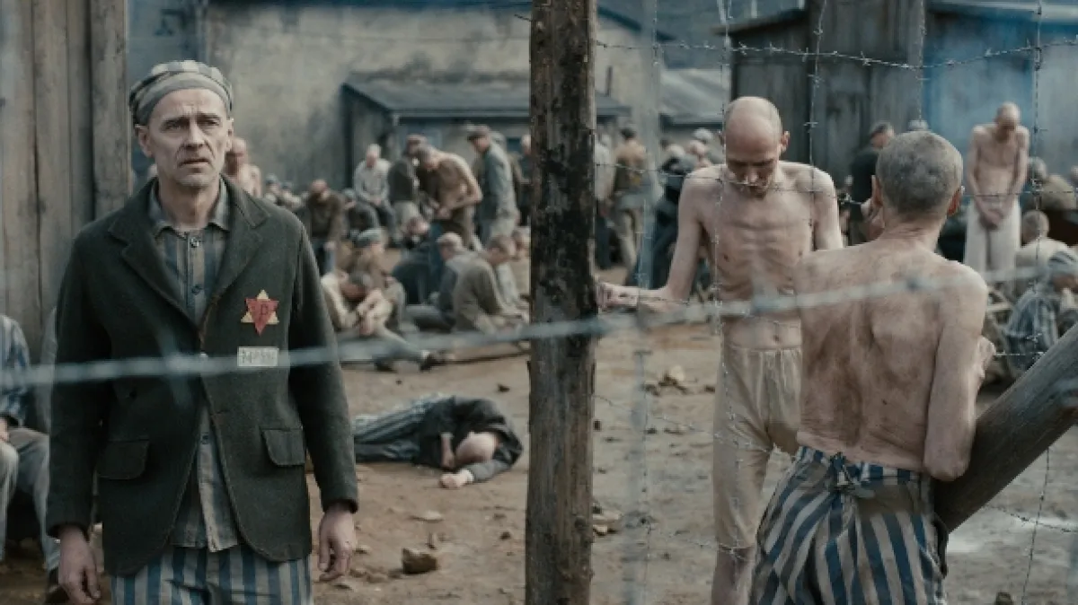Nahý mezi vlky (Nackt unter Wölfen), 2015 - fotogaléria