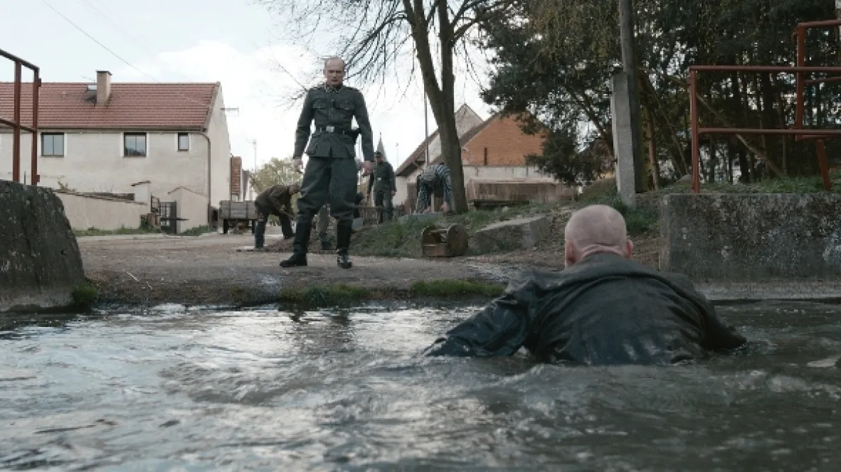 Nahý mezi vlky (Nackt unter Wölfen), 2015 - fotogaléria