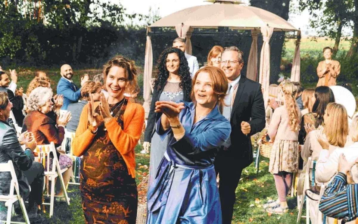 Dlouhý příběh ve zkratce (Long Story Short), 2024 - fotogaléria