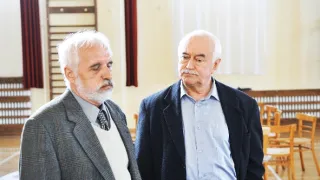 Okno do hřbitova
