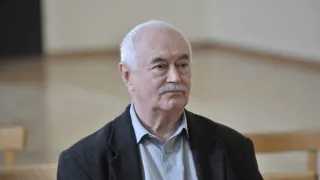 Okno do hřbitova