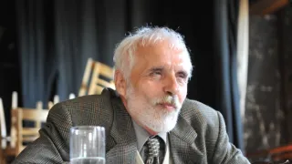 Okno do hřbitova