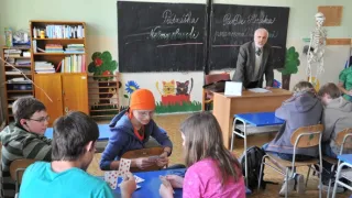 Okno do hřbitova