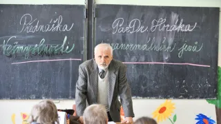 Okno do hřbitova