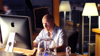 Okno do hřbitova