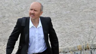 Okno do hřbitova