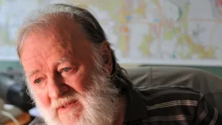 Okno do hřbitova