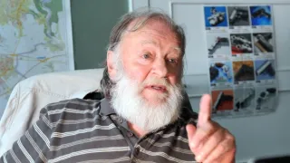 Okno do hřbitova