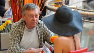 Okno do hřbitova