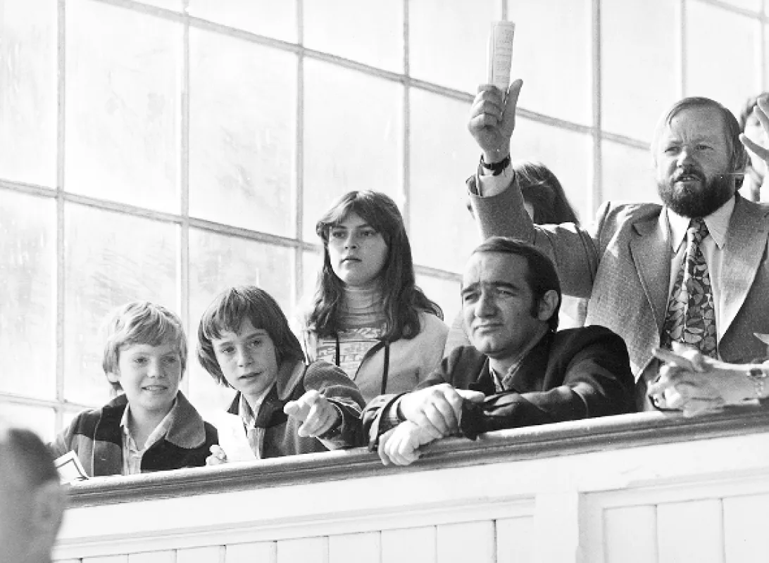 Neohlížej se, jde za námi kůň (NEOHLIZEJ SE, JDE ZA NAMI KUN), 1979 - fotogaléria