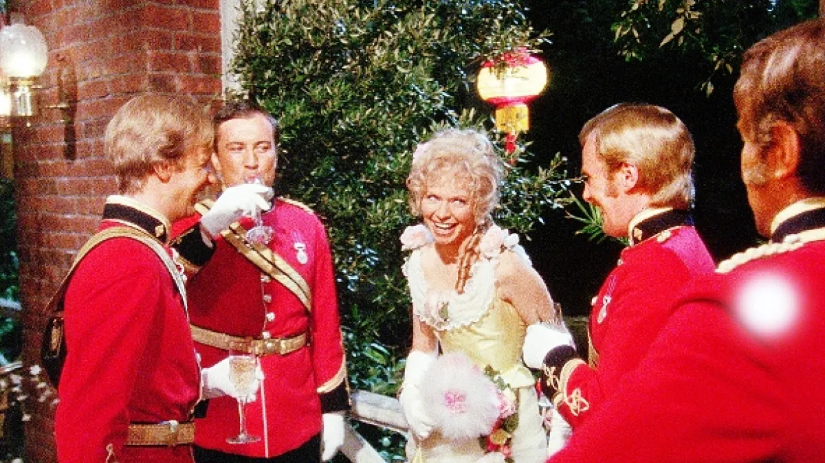 Nevhodné chování (Conduct Unbecoming), 1975 - fotogaléria