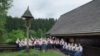 Za našima humny
