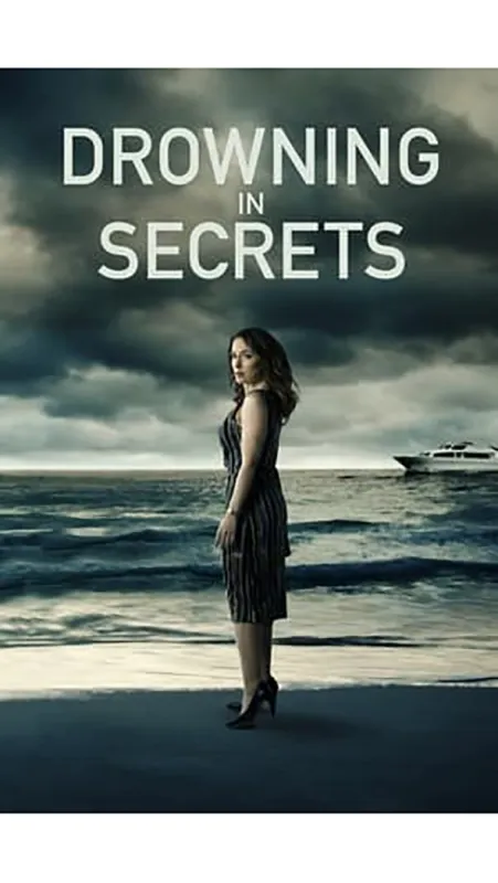 Utopeni v tajemstvích (Secrets by the Shore), 2022 - fotogaléria