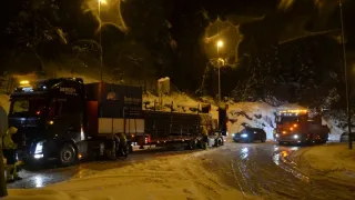 Záchrana na zledovatělé silnici: Zmatek na dálnici (4)