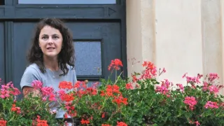 Okno do hřbitova