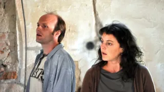 Okno do hřbitova
