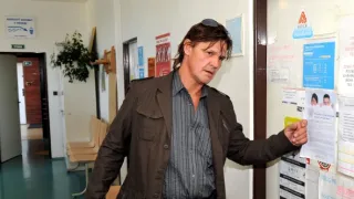 Okno do hřbitova