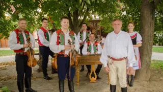 Za našima humny