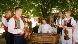 Za našima humny