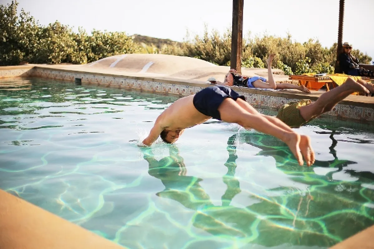 Oslnení slnkom (A BIGGER SPLASH), 2015 - fotogaléria