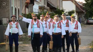 Za našima humny