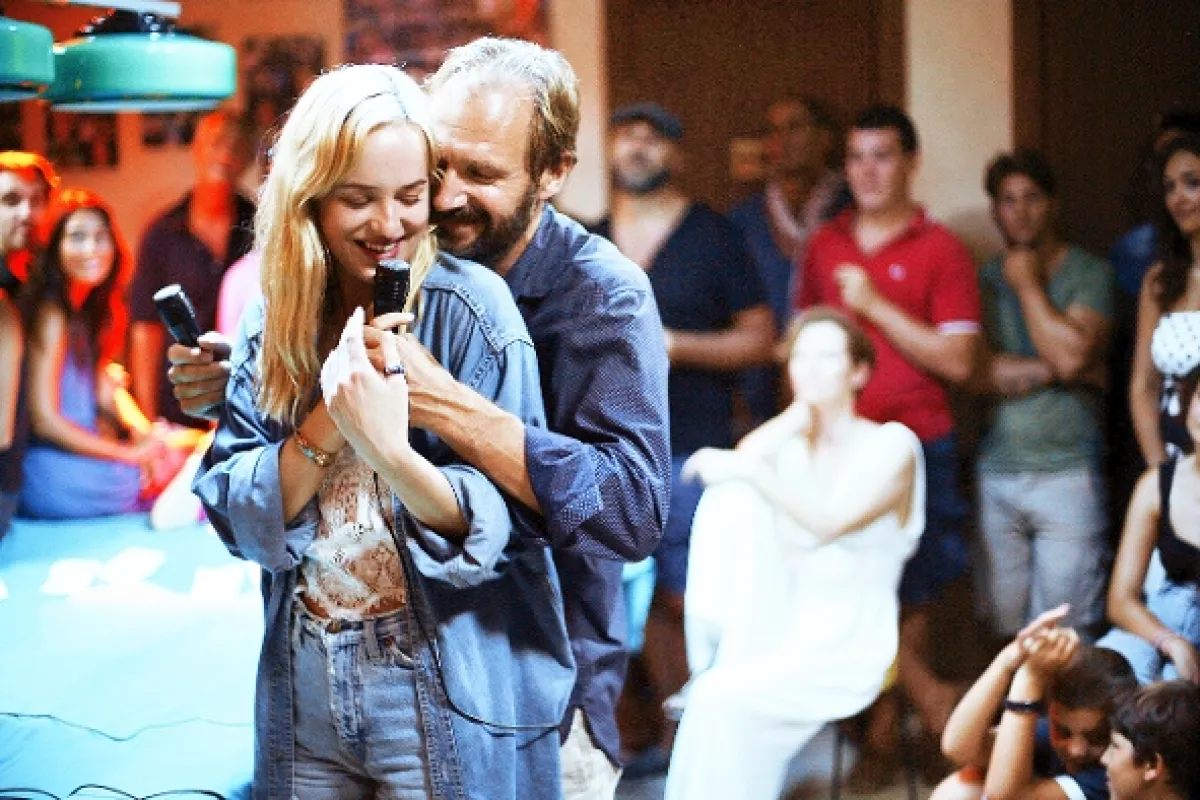 Oslnení slnkom (A BIGGER SPLASH), 2015 - fotogaléria