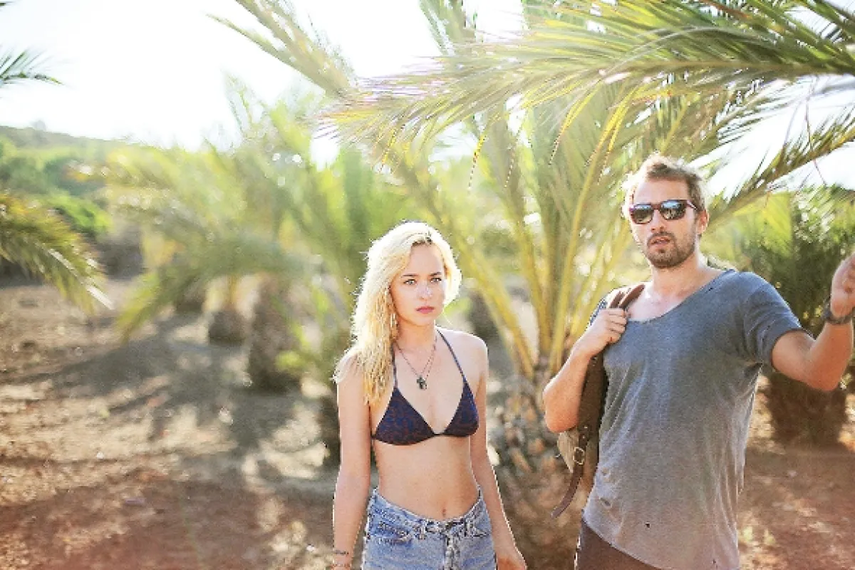 Oslnení slnkom (A BIGGER SPLASH), 2015 - fotogaléria