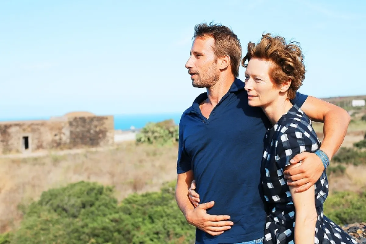 Oslnení slnkom (A BIGGER SPLASH), 2015 - fotogaléria
