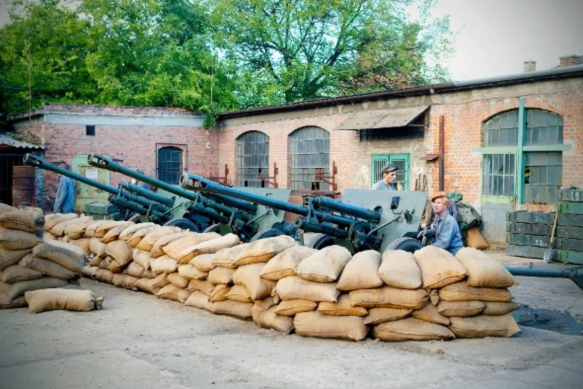 Stoletý stařík, který vylezl z okna a zmizel (Hundraaringen som klev ut genom fonstret och forsvann), 2013 - fotogaléria