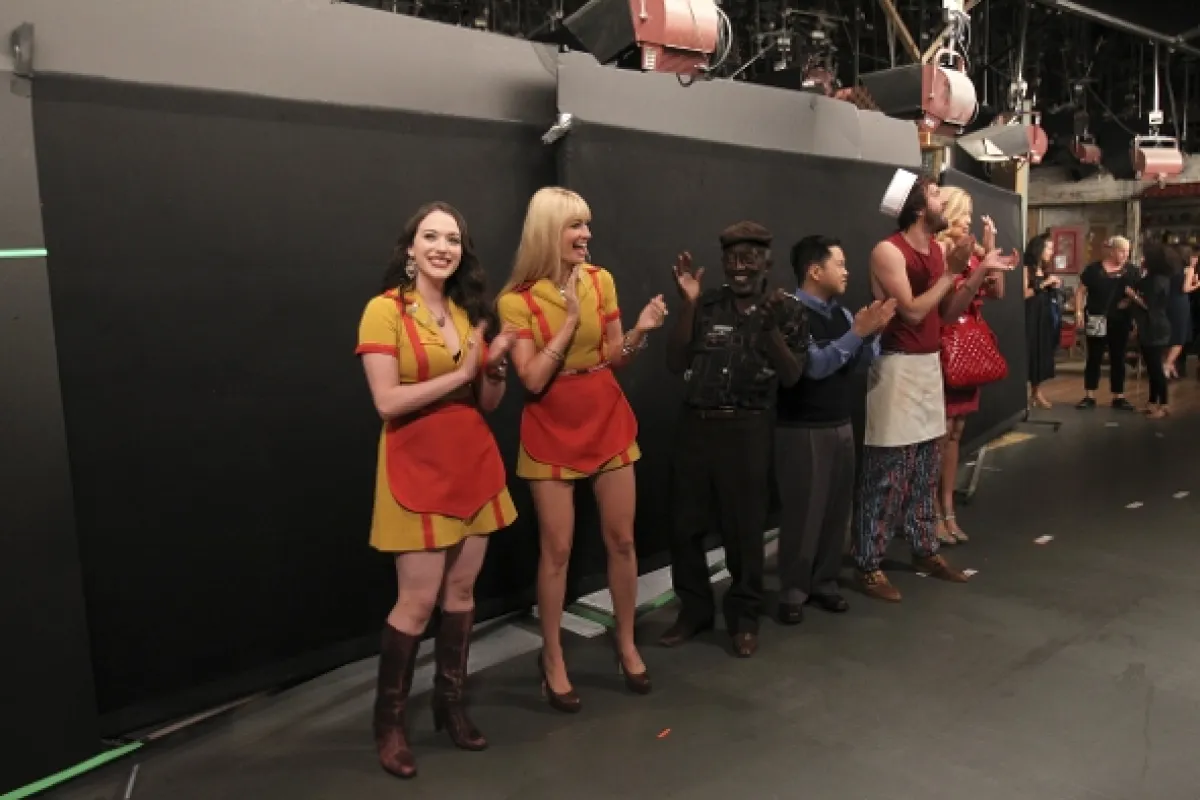 2 $ocky (2 Broke Girls III), 2013 - fotogaléria